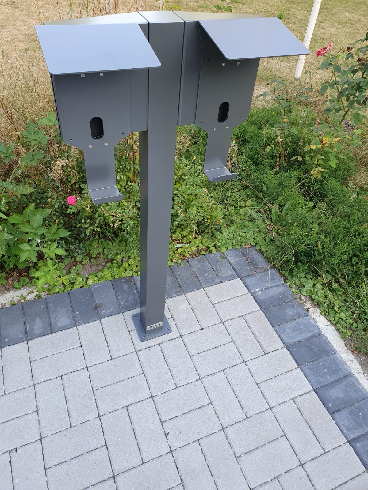 Ladesäule passend für 2 x Go-e Gemini Wallboxen mit Dach und Kabelhaken | BESIDE | Ständer | Standfuß | Stele | Base