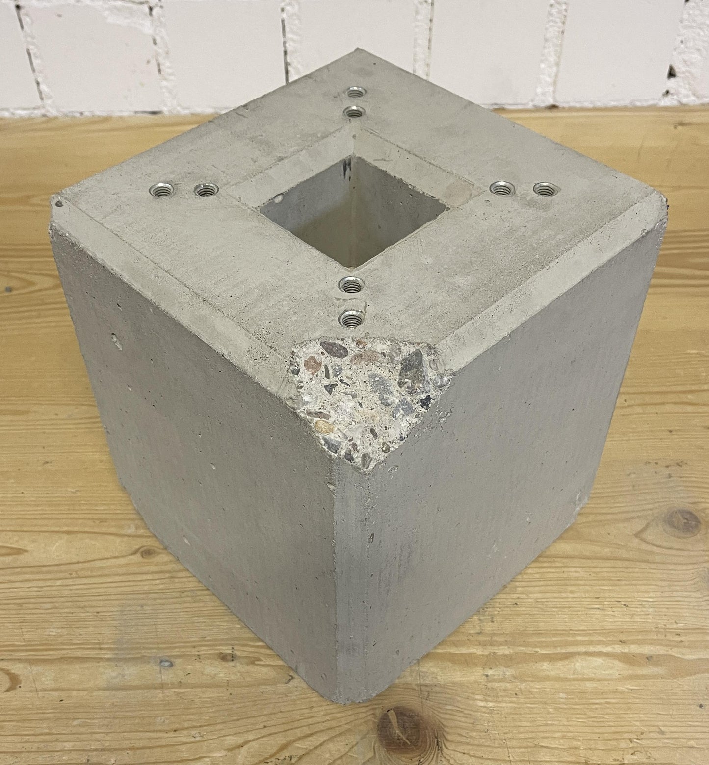 Geprefabriceerde betonnen fundering voor "DIE-LADESÄULE.DE" oplaadpaal, -standaard of -zuil